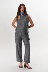 Pantalón de vestir azul con corte recto y bolsillos laterales.