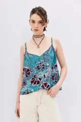 Top celeste con estampado de flores color borgoña, escote en V y breteles trenzados.