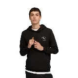 Buzo negro con capucha de la marca Puma, modelo Class Graphic Hoodie. Presenta cordones ajustables, bolsillo tipo canguro y logo Puma Athletics estampado en blanco en el pecho.