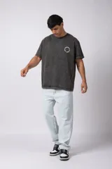 Remera verde militar de algodón con efecto lavado gastado y corte oversize. Estampa circular blanca con texto "VCP CONCEPT STUDIO" en el frente.