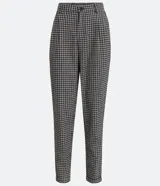 Pantalón de corte carrot con cintura alta, trabillas, pliegues y estampado de cuadros.