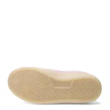 Zapatillas deportivas negras con detalles en cuero sintético y suela color caramelo.