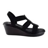 Sandalias negras con plataforma y tiras elásticas cruzadas en el empeine, con detalle de apliques brillantes.