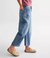 Pantalón de jean azul de corte ancho, tiro medio y largo cropped.