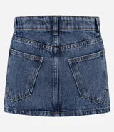 Minifalda de jeans azul oscuro, con cintura alta y cierre cruzado con botones. Presenta trabillas y bolsillos delanteros y traseros.