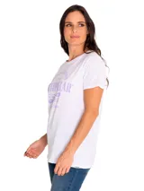 Remera negra de manga corta para mujer, con estampado frontal de la marca Caterpillar en color blanco. Etiqueta con el logo de Caterpillar en el dobladillo.