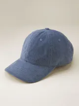 Gorra de béisbol azul de pana con visera curva y orificios de ventilación bordados.