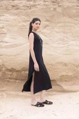 Vestido de algodón negro con hombreras y detallado bordado a tono, de corte cómodo.