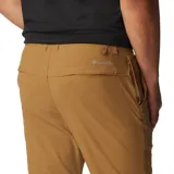 Pantalón de trekking color marrón claro, con protección solar UPF 50, repelente al agua y a las manchas. Cuenta con rodillas articuladas, puños cónicos, bolsillos con cremallera y detalles reflectantes.