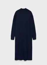 Vestido midi azul marino de punto fino con cuello alto, corte recto y mangas largas. Presenta aberturas laterales en el ruedo.