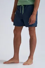 Short de baño azul marino de corte clásico.