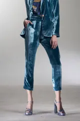 Pantalón de terciopelo azul, con calce recto y tiro medio, elástico en la parte trasera y cierre lateral.