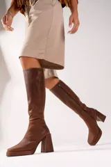 Bota de cuero color marrón con caña alta, taco cuadrado y plataforma.