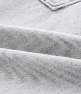 Pantalón de jean de hombre, modelo baggy, color celeste lavado, con bolsillos cargo en los laterales y bolsillos traseros.