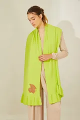 Bufanda rectangular color verde lima, con volados en los extremos y parche de cuero con diseño de cerezas.