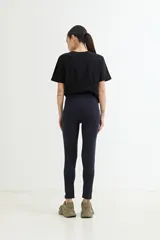 Calza larga negra de algodón y elastano.