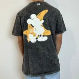 Remera negra con efecto acid wash y estampado trasero de Mickey Mouse con una banana amarilla.