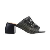 Sandalia tipo zueco de Korium, color negro con bordados y apliques de strass. Tiene taco bajo y base símil yute.