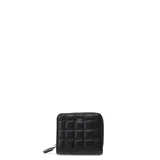 Monedero negro acolchado con cierre de cremallera y logo metálico en la parte frontal.