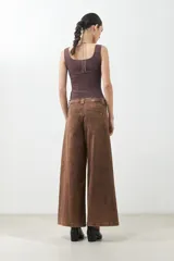 Pantalón jean culotte color chocolate, de tiro alto y corte ancho.