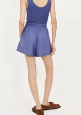 Short de lino color lila con cintura elastizada y cordón ajustable.