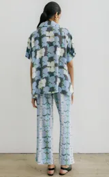 Pantalón negro de fibrana con cintura elástica.