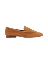 Mocasín color marrón claro de cuero gamuzado, con suela plana y antifaz clásico. Diseñado en Uruguay y fabricado en Brasil.