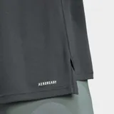 Camiseta deportiva Adidas de manga larga, color gris oscuro, con cierre de cremallera corto en el cuello y logo blanco estampado en el pecho. Confeccionada con tejido transpirable AEROREADY.