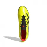 Tacos de fútbol 5 color verde con detalles en negro y rojo, diseñados para ofrecer control en el juego.