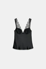 Top negro satinado con escote corazón y detalle de encaje floral en el busto y tirantes finos.