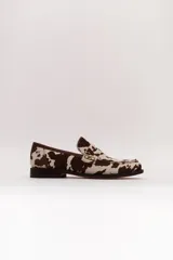 Mocasín confeccionado 100% en cuero con estampado animal print, puntadas artesanales y logo de marca grabado.