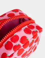 Monedero pequeño de tela deportiva color rosa con estampado de manzanas rojas. Tiene cierre circundante con tirador decorativo.