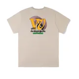 Remera color beige con estampado pequeño en el pecho con el logo de la marca Rivvia.