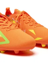 Championes de fútbol Umbro HIT HG, color negro con detalles en fucsia, celeste y plateado.