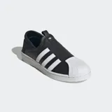 Championes Adidas Superstar Slip-On negros con las tres tiras blancas y puntera de goma blanca.