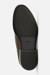 Zapato de vestir tipo derby color marrón oscuro, con capellada de cuero serraje, horma redonda, cordones finos al tono y suela con ligero tacón.