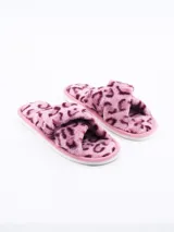 Pantuflas abiertas color rosa con estampado animal print.