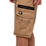 Short cargo color beige con bolsillos laterales y traseros, cierre con cremallera y botón, cintura elástica con cordón. Etiqueta tejida con logo CAT en el bolsillo izquierdo.