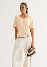 Blusa color negro de manga corta con cuello en V y corte oversized.