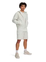 Campera deportiva color gris claro, con capucha y cierre frontal.