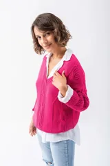 Sweater fucsia de punto con escote en V y mangas largas con diseño trenzado. Corte holgado.