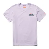 Remera lila de manga corta con cuello redondo. Estampado en el pecho con montañas, sol y texto "Outside State of Mind".