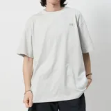 Remera de hombre New Balance Athletics color gris jaspeado, de corte clásico y manga corta. Presenta logo bordado en el pecho.