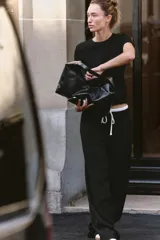 Pantalón gris con estampado de espiga, de tiro alto con doble cintura elástica ajustable con cordón. Presenta pinzas frontales, bolsillos delanteros y falso bolsillo de vivo en espalda. Pernera ancha.