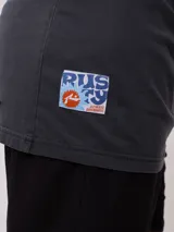 Remera gris de hombre con estampado en la espalda con un diseño de estilo surf. Corte oversized y confeccionada en algodón.