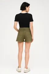 Short de jean color verde militar, de calce medio y ruedo desflecado.