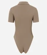 Body color beige de poliamida, con diseño seamless acanalado, cuello polo, manga corta y cierre de cremallera delantera.