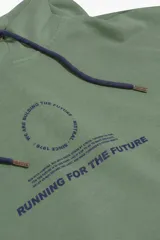 Canguro verde oliva de felpa con capucha ajustable con cordón azul marino y punteras metálicas. Estampa frontal con texto en azul marino.