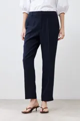 Pantalón negro de vestir, corte slim, con bolsillos laterales y traseros.