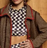 Crop top de terciopelo elastizado con cuello alto y mangas largas. Estampado a cuadros marrones y crudos.